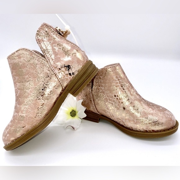 Kenneth Cole Reaction Rose
Gold Booties, Wild Esma, kids shoes boots size 8 - Picture 1 of 8